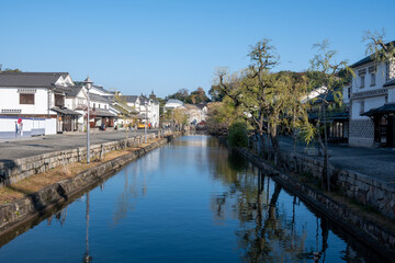 日本の岡山県倉敷市の白壁の美しいレトロな町並み