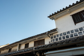 日本の岡山県倉敷市の白壁の美しいレトロな町並み