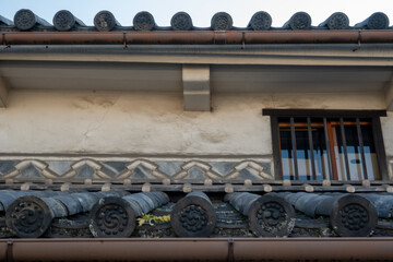 日本の岡山県倉敷市の白壁の美しいレトロな町並み © 仁 藤原