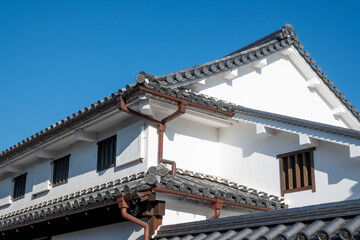 日本の岡山県倉敷市の白壁の美しいレトロな町並み