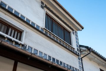日本の岡山県倉敷市の白壁の美しいレトロな町並み
