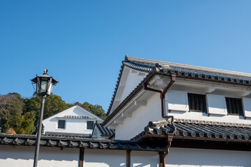 日本の岡山県倉敷市の白壁の美しいレトロな町並み