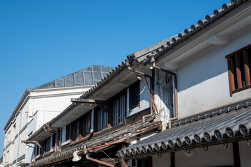 日本の岡山県倉敷市の白壁の美しいレトロな町並み