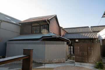 日本の岡山県倉敷市の白壁の美しいレトロな町並み