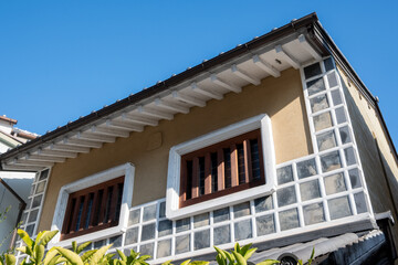 日本の岡山県倉敷市の白壁の美しいレトロな町並み