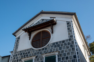 日本の岡山県倉敷市の白壁の美しいレトロな町並み