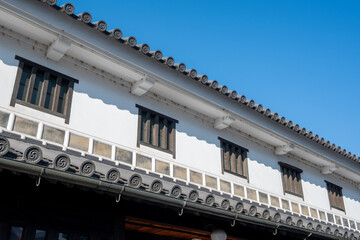 日本の岡山県倉敷市の白壁の美しいレトロな町並み