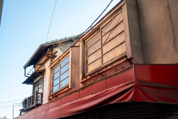 日本の岡山県倉敷市の白壁の美しいレトロな町並み