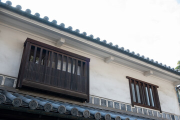 日本の岡山県倉敷市の白壁の美しいレトロな町並み
