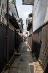 日本の岡山県倉敷市の白壁の美しいレトロな町並み