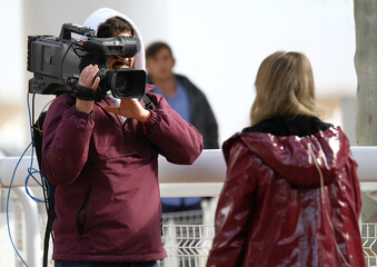 Operador de cámara en programa en directo al aire libre