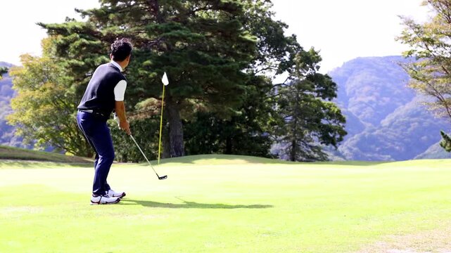 ゴルフを楽しむ日本人のミドル男性

