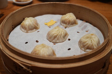 Chinese Food, Dim Sum, Xiao Long Bao in Bamboo Steamer - 中華料理 飲茶 竹の蒸し器に入った小籠包	