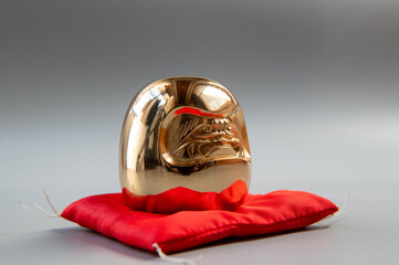 金色に光る達磨の縁起物