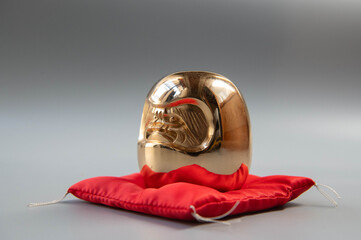 金色に光る達磨の縁起物