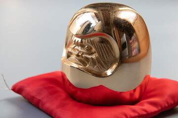 金色に光る達磨の縁起物