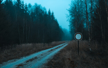 Betreten Verboten Schild in einer verlassenen Gegend im Wald