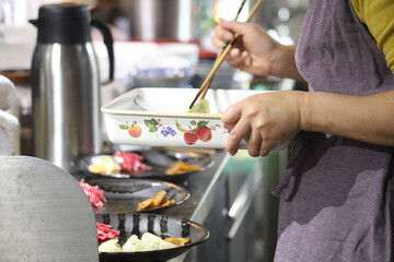 食事の準備をする女性