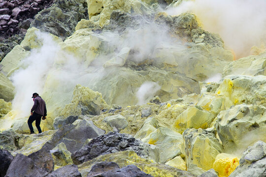 Ein Vulkanologe in den brennenden Schwefelfeldern des  aktiven Vulkans   Sierra Negra- Galapagos Insel Isabela