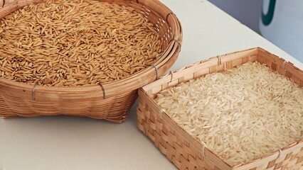 Paddy or unhusked rice and raw milled rice. © lesyeuxdedidi