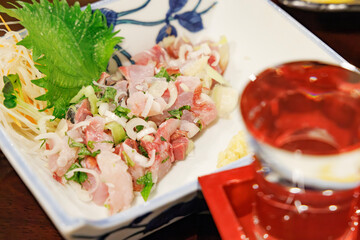 新鮮な魚のたたき（ネギと大葉添え