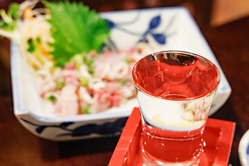 新鮮な魚のたたき（ネギと大葉添え