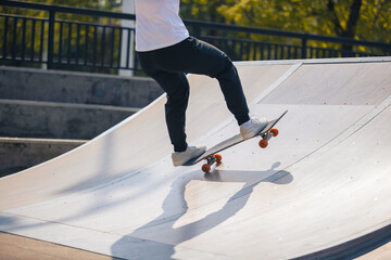 Obraz premium Skateboarder skateboarding at skatepark in city