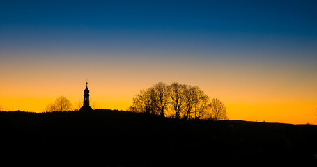 Waldviertelsilhouette Ottenschlag mit Kirchturm im Abendrot © fotofrank