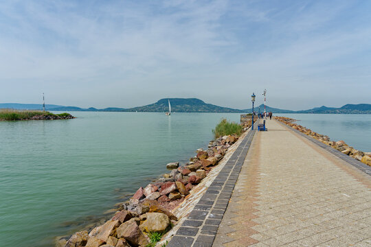Hafen und Hafenmole in Fony&oacute;d, Balaton, Ungarn