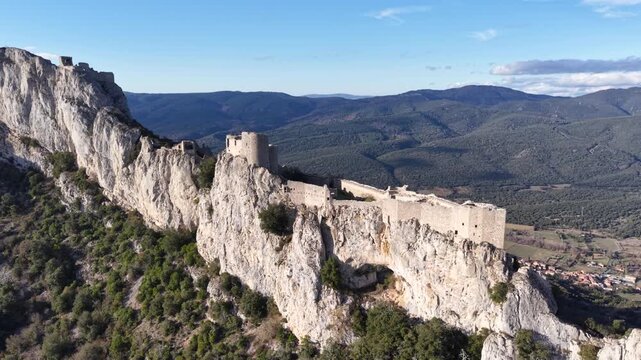 Ch&acirc;teau de Peyrepertuse dans l'Aude en France	