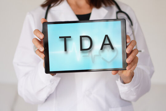 TDA (Trastorno por D&eacute;ficit de Atenci&oacute;n). Conceptos de psicolog&iacute;a y salud mental. Diagn&oacute;stico escrito en la tableta digital de un m&eacute;dico.