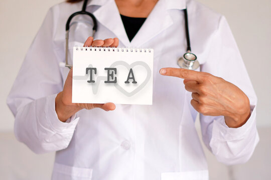 TEA. Trastorno del Espectro Autista. Conceptos de psicolog&iacute;a y salud mental. Diagn&oacute;stico escrito en la libreta de un m&eacute;dico.