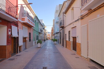 Obraz premium A narrow street in old Spain or Mexico