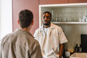 Obraz premium A male worker is talking to a male worker standing across from him