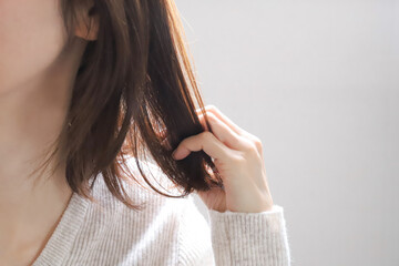 髪の毛を触る女性　ヘアケアイメージ © webbiz