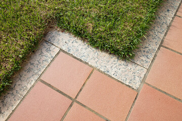 Detalhe de relvado e passeios de pedra e mosaico trabalhado. Acabamento de constru&ccedil;&atilde;o exterior.