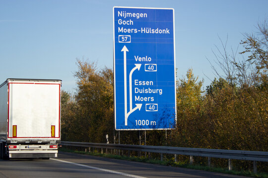Autobahntafel A57, Ausfahrt Kreuz Moers in Richtung Nijmegen, Venlo, Essen, Duisburg