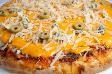 pizza con queso cheddar salsa de tomate y aceitunas