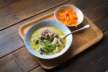 グリーンカレーとニンジンサラダ