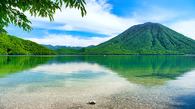 栃木県日光市　奥日光の男体山と中禅寺湖の風景