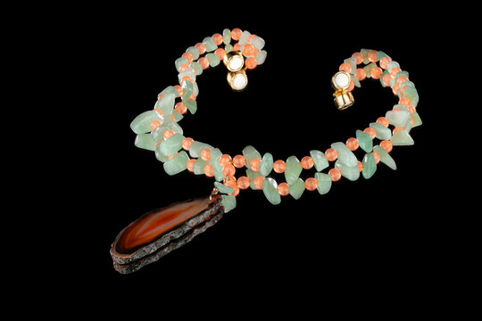 Colar feminino de pedras naturais coloridas com fecho de im&atilde;. 