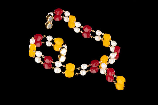 Colar feminino de pedras naturais coloridas com fecho de im&atilde;. 