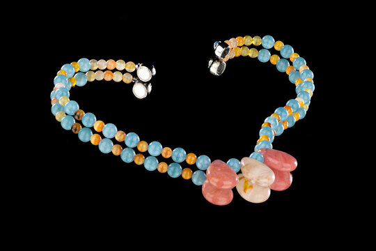 Colar feminino de pedras naturais coloridas com fecho de im&atilde;. 