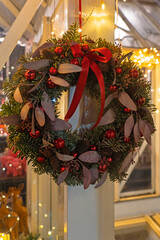 Türkranz aus Tannenzweigen zur Weihnachtszeit