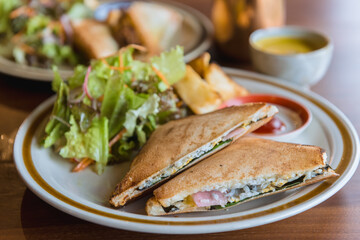カフェで提供されるホットサンドのランチプレート