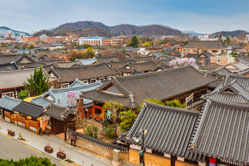 한국 전주시의 꽃이 핀 봄날의 한옥마을