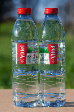 Bouteilles d'eau min&eacute;rale de 50 cl de la marque Vittel appartenant &agrave; Nestl&eacute;, France