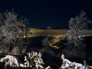 Zimowa noc w górach - Beskidach, Schronisko Szyndzielnia.Światła górskiej miejscowości. © filozofgrecki