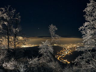 Zimowa noc w górach - Beskidach, Schronisko Szyndzielnia.Światła górskiej miejscowości. © filozofgrecki