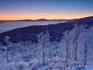 Beskidy, Schronisko Szyndzielnia. Wchód słońca / świt na Szyndzielni. Inwersja, mgły,  © filozofgrecki